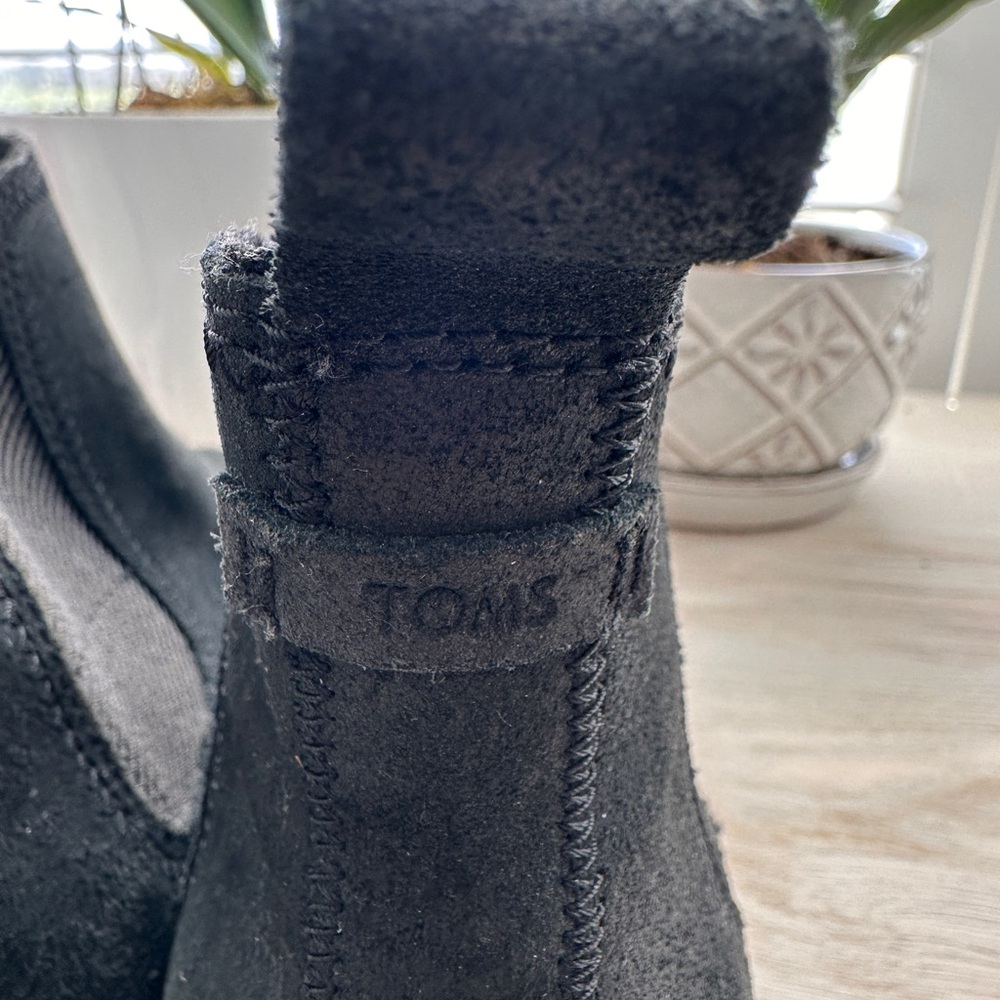 Toms Black Suede Women’s Chelsea Boots - Picture 3 of 8